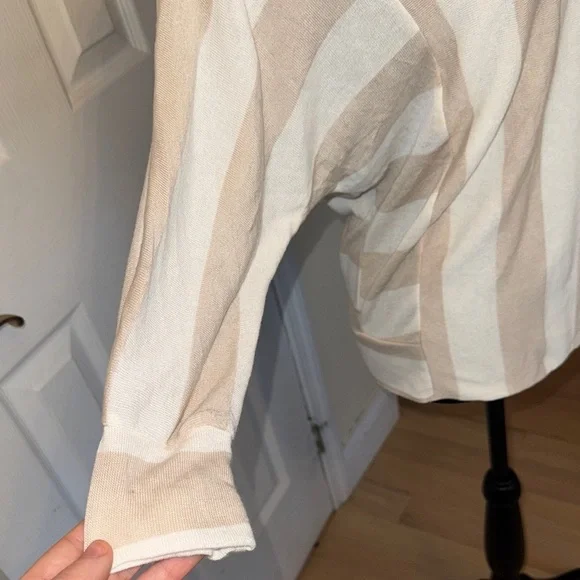 Tea n Rose Beige and Cream Women's Cardigan - Picture 2 of 7